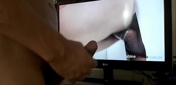  Batendo uma punheta assistindo atriz pornô